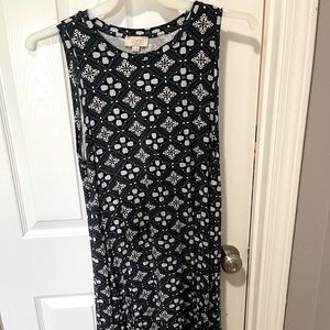 Barely worn size XL loft dress patterned and super comfy
